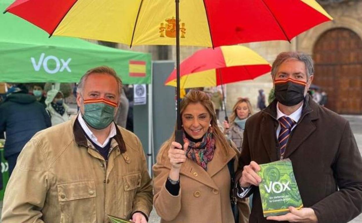 Carlos Pollán, Mercedes Machín y Pablo Calvo en un acto de VOX en León.