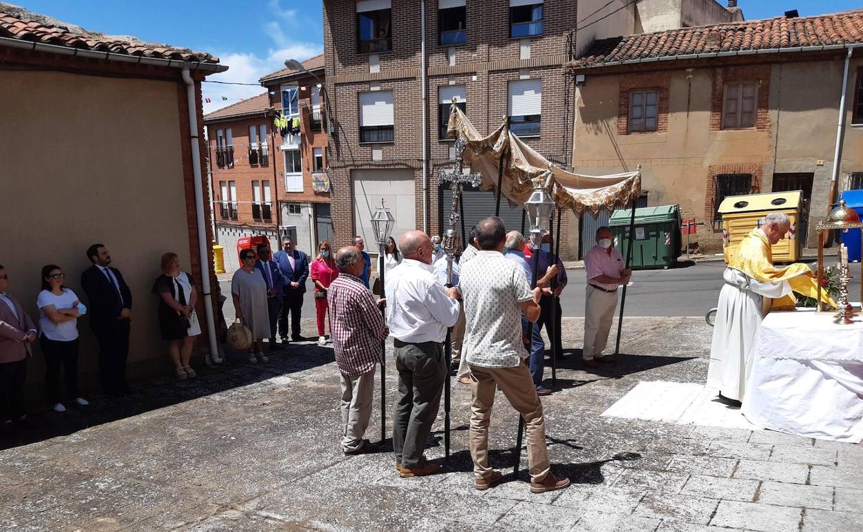 Fiestas en Ferral del Bernesga, con una misa en la calle.