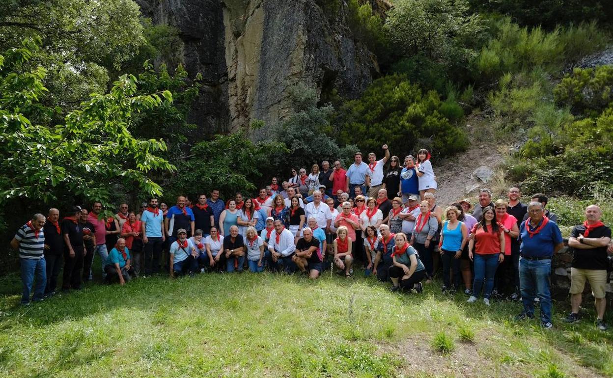 Foto de familia de los asistentes a esta jornada celebrada en Páramo del Sil.