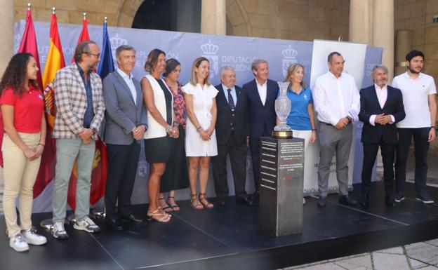 Galería. Las autoridades posaron junto a la Solheim Cup.