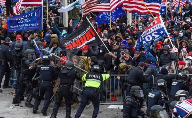 Los manifestantes rompen el cordón policial para irrumpir en el Capitolio el 6 de enero 