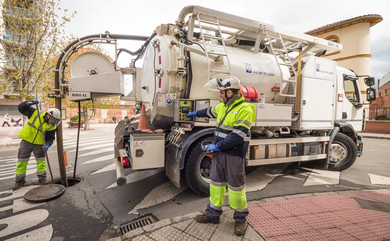 Trabajadores de Aguas de León interviniendo en una zona urbana. 