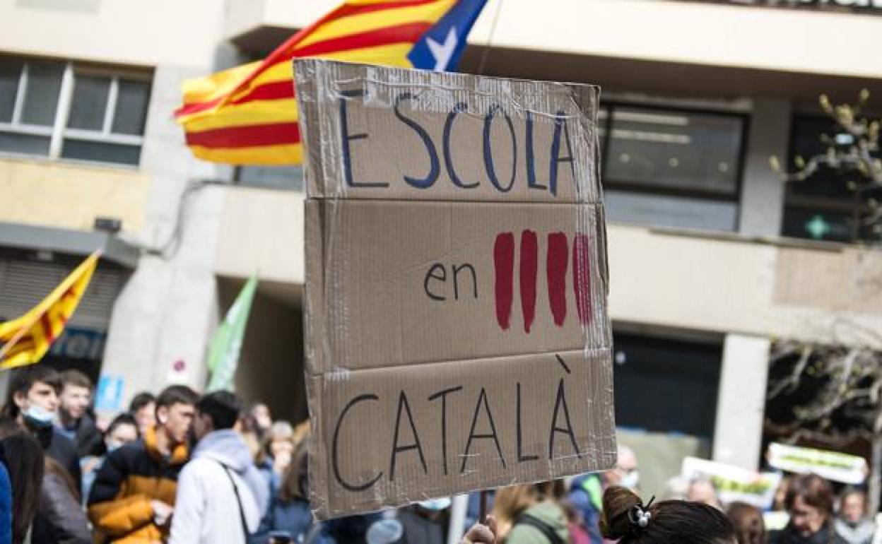 Una pancarta en una manifestación contra la sentencia del 25% en español.