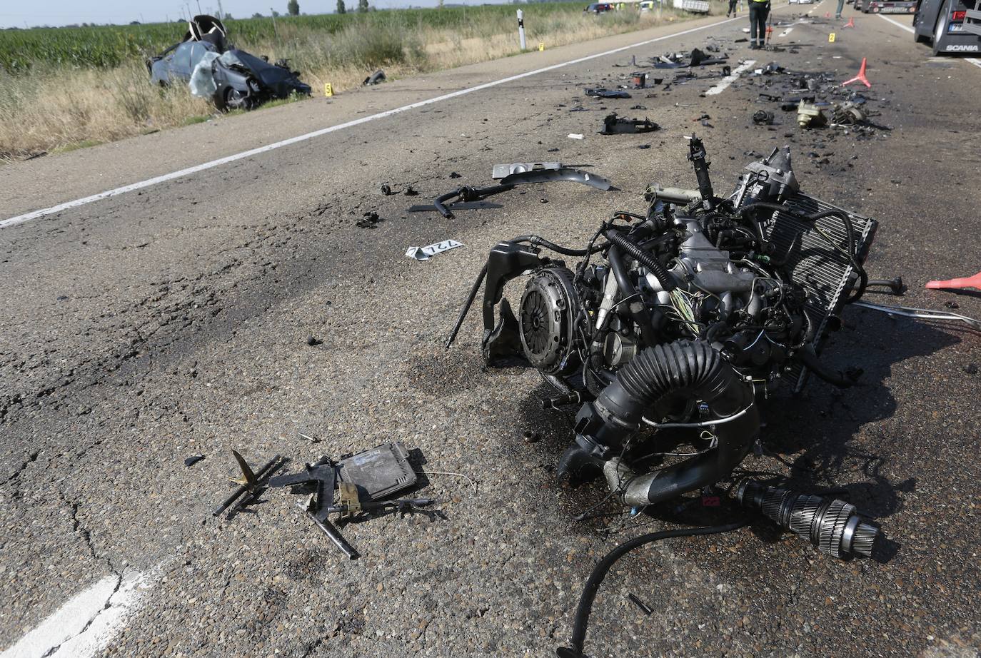 Fallece el conductor de un vehículo tras un brutal impacto con un camión en San Martín del Camino. El accidente ha tenido lugar cuando, por causas que se desconocen, el conductor del coche ha impactado frontolateralmente con el vehículo pesado. 