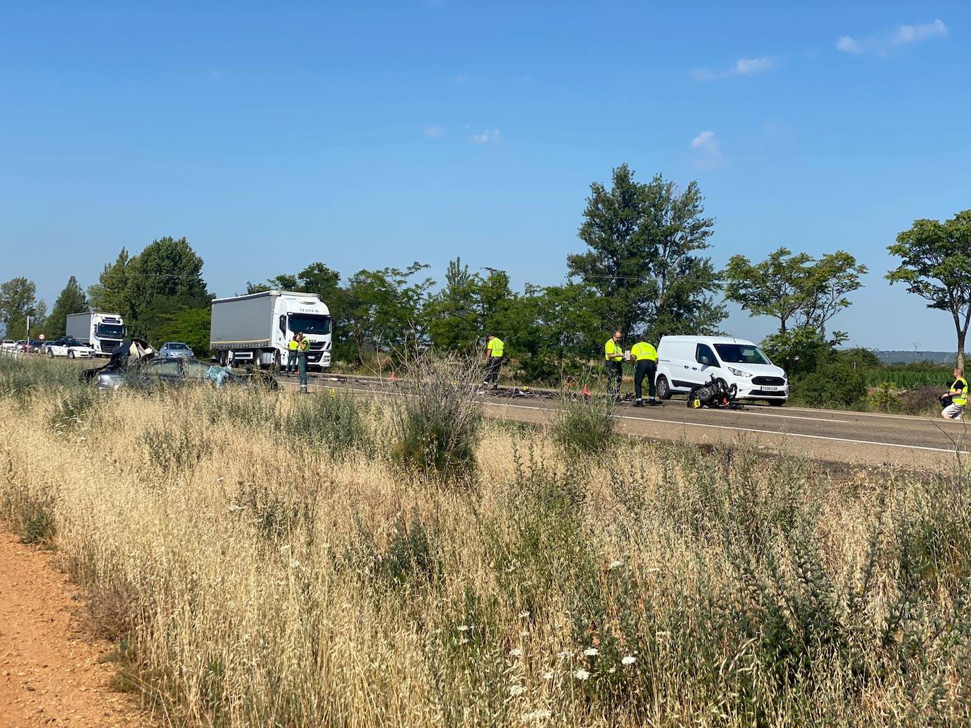 Fallece el conductor de un vehículo tras un brutal impacto con un camión en San Martín del Camino. El accidente ha tenido lugar cuando, por causas que se desconocen, el conductor del coche ha impactado frontolateralmente con el vehículo pesado. 