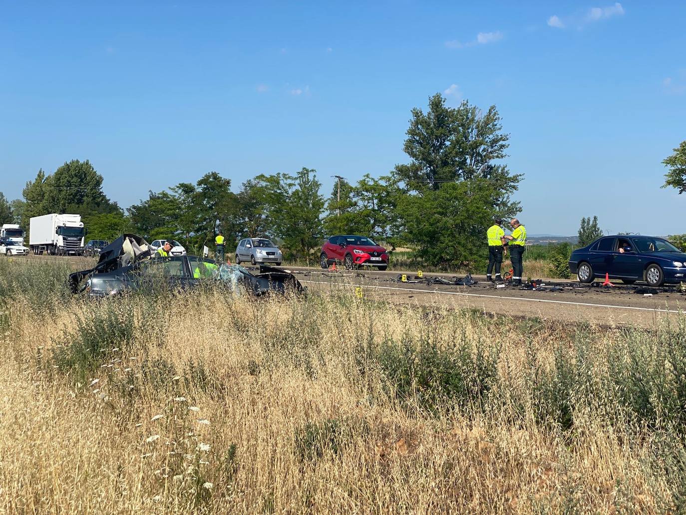 Fallece el conductor de un vehículo tras un brutal impacto con un camión en San Martín del Camino. El accidente ha tenido lugar cuando, por causas que se desconocen, el conductor del coche ha impactado frontolateralmente con el vehículo pesado. 
