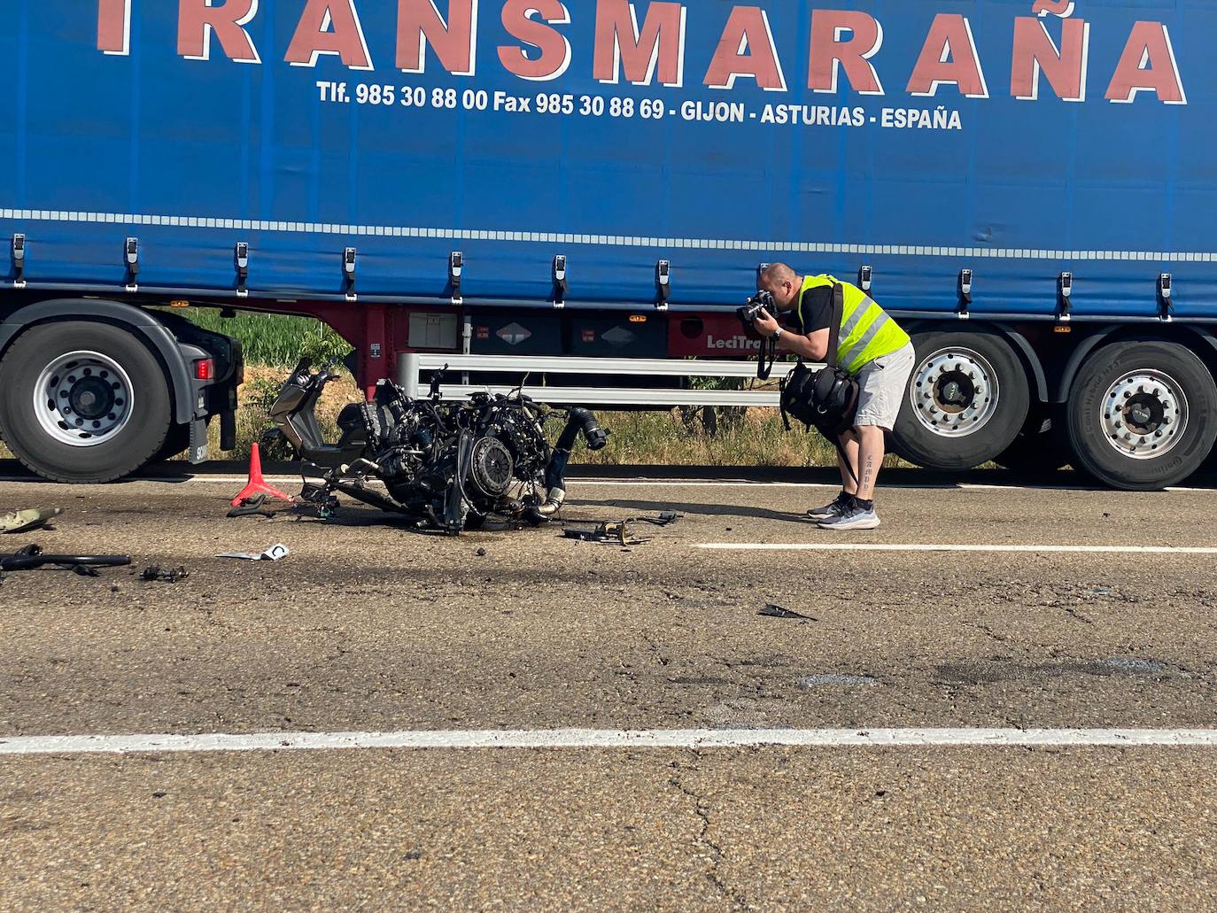 Fallece el conductor de un vehículo tras un brutal impacto con un camión en San Martín del Camino. El accidente ha tenido lugar cuando, por causas que se desconocen, el conductor del coche ha impactado frontolateralmente con el vehículo pesado. 