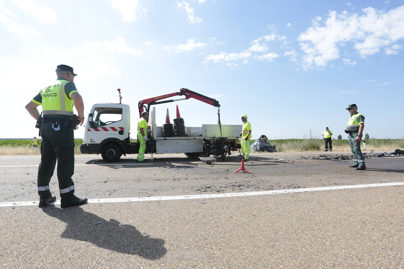 Fallece el conductor de un vehículo tras un brutal impacto con un camión en San Martín del Camino. El accidente ha tenido lugar cuando, por causas que se desconocen, el conductor del coche ha impactado frontolateralmente con el vehículo pesado. 