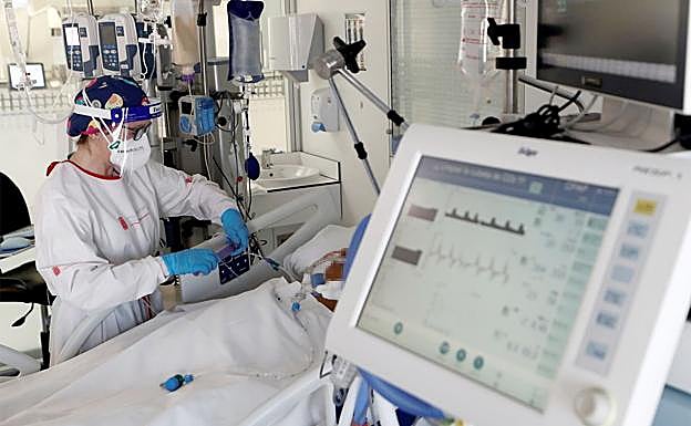 Imagen de un paciente covid en una unidad de críticos. 