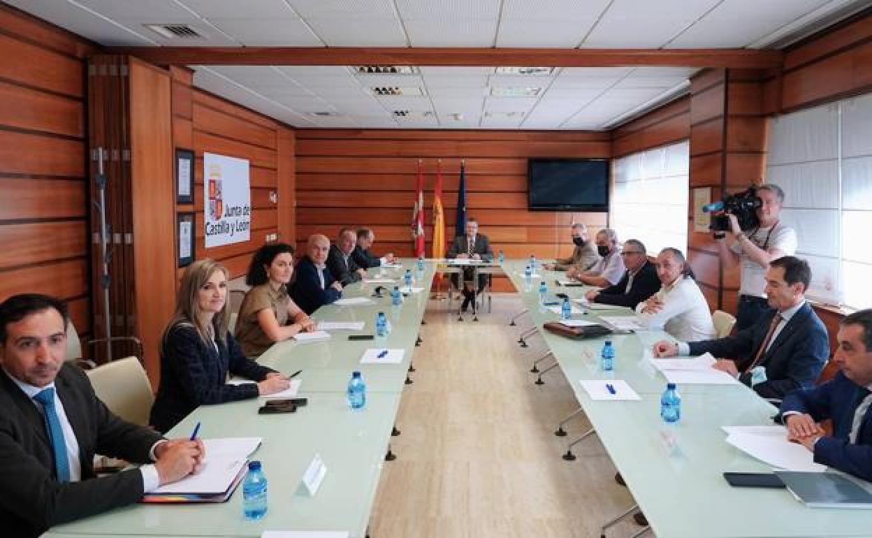 El consejero de Agricultura, Gerardo Dueñas, en una reunión con las organizaciones agrarias para explicar su programa. 