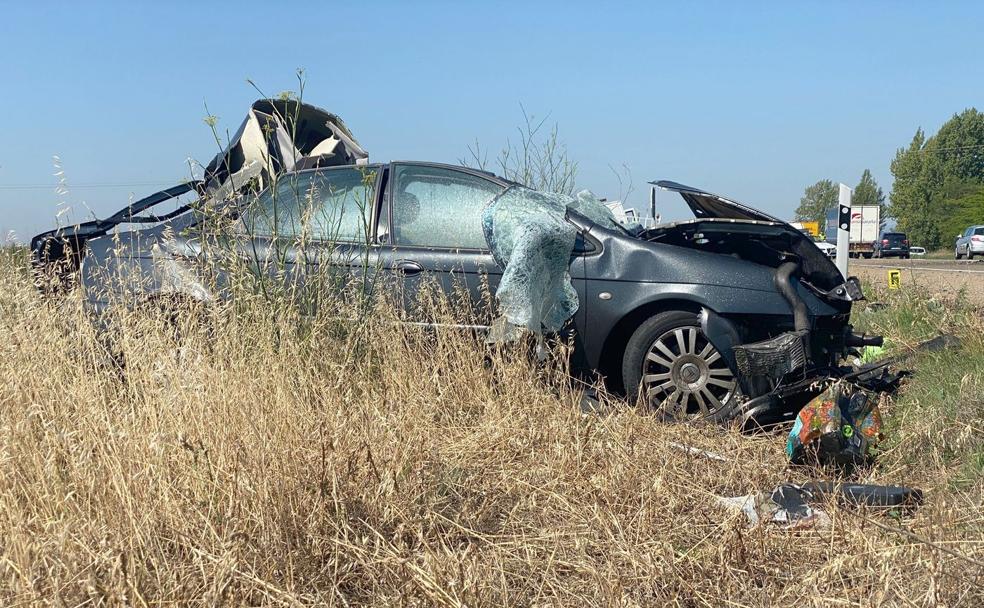 Imagen del vehículo accidentado en el lugar del siniestro. El conductor ha fallecido tras el brutal impacto con un camión de obras viarias. 