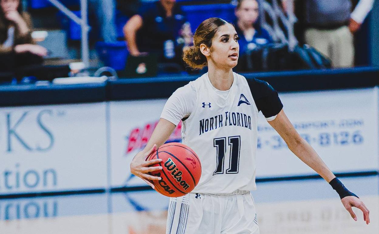 La jugadora, Jazz Bond, durante un partido en su estancia en el North Florida. 