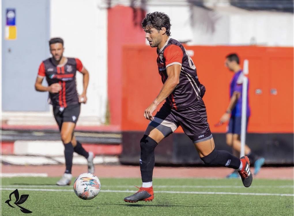 El futbolista leonés vive en Gibraltar una nueva experiencia y suma su país número 14 en su carrera.