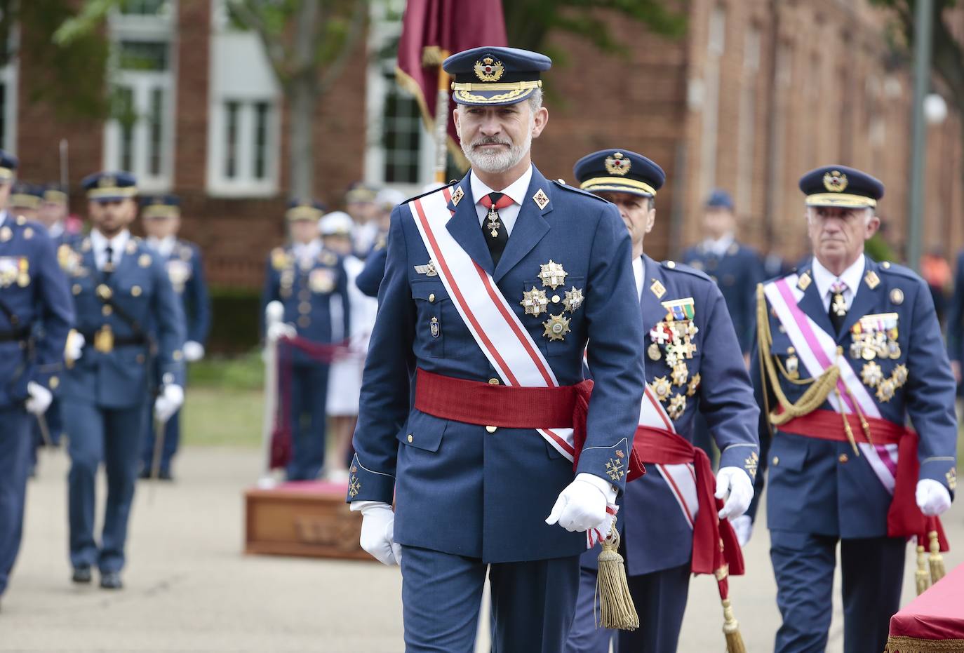 La Academia Básica del Aire recupera la normalidad con la entrega de Reales Despachos a los nuevos sargentos de la XXX promoción de la Escala de Suboficiales del Ejército del Aire. Emoción contenida en un acto en el que el Felipe VI ha remarcado el valor, la grandeza, la fortaleza ante los difíciles momentos y la ejemplaridad del Ejército del Aire y los nuevos retos a los que se enfrentan sus profesionales. 