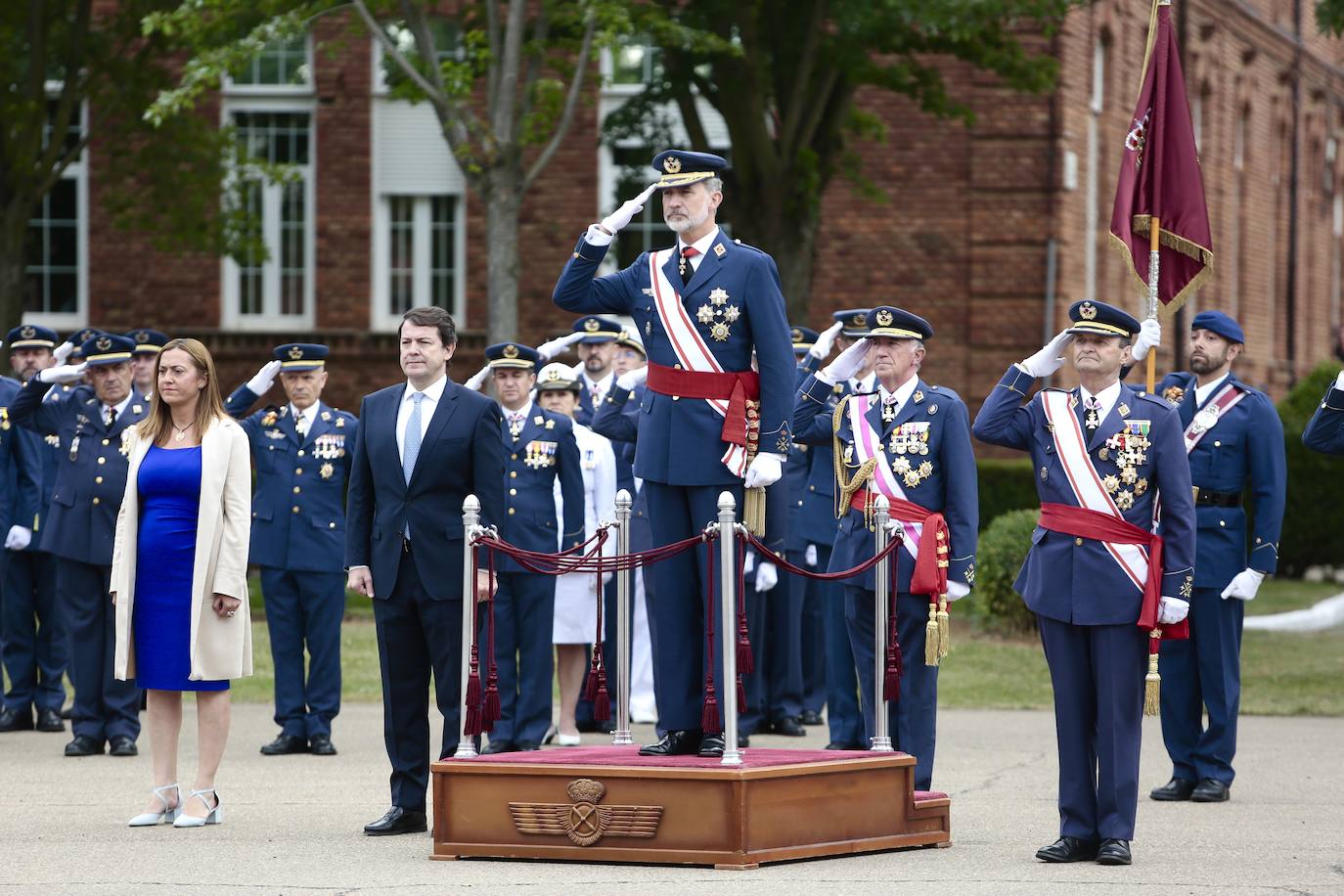 La Academia Básica del Aire recupera la normalidad con la entrega de Reales Despachos a los nuevos sargentos de la XXX promoción de la Escala de Suboficiales del Ejército del Aire. Emoción contenida en un acto en el que el Felipe VI ha remarcado el valor, la grandeza, la fortaleza ante los difíciles momentos y la ejemplaridad del Ejército del Aire y los nuevos retos a los que se enfrentan sus profesionales. 