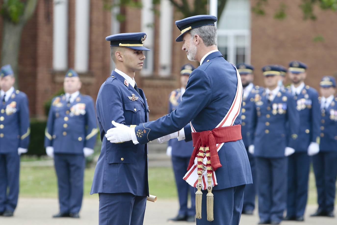 La Academia Básica del Aire recupera la normalidad con la entrega de Reales Despachos a los nuevos sargentos de la XXX promoción de la Escala de Suboficiales del Ejército del Aire. Emoción contenida en un acto en el que el Felipe VI ha remarcado el valor, la grandeza, la fortaleza ante los difíciles momentos y la ejemplaridad del Ejército del Aire y los nuevos retos a los que se enfrentan sus profesionales. 