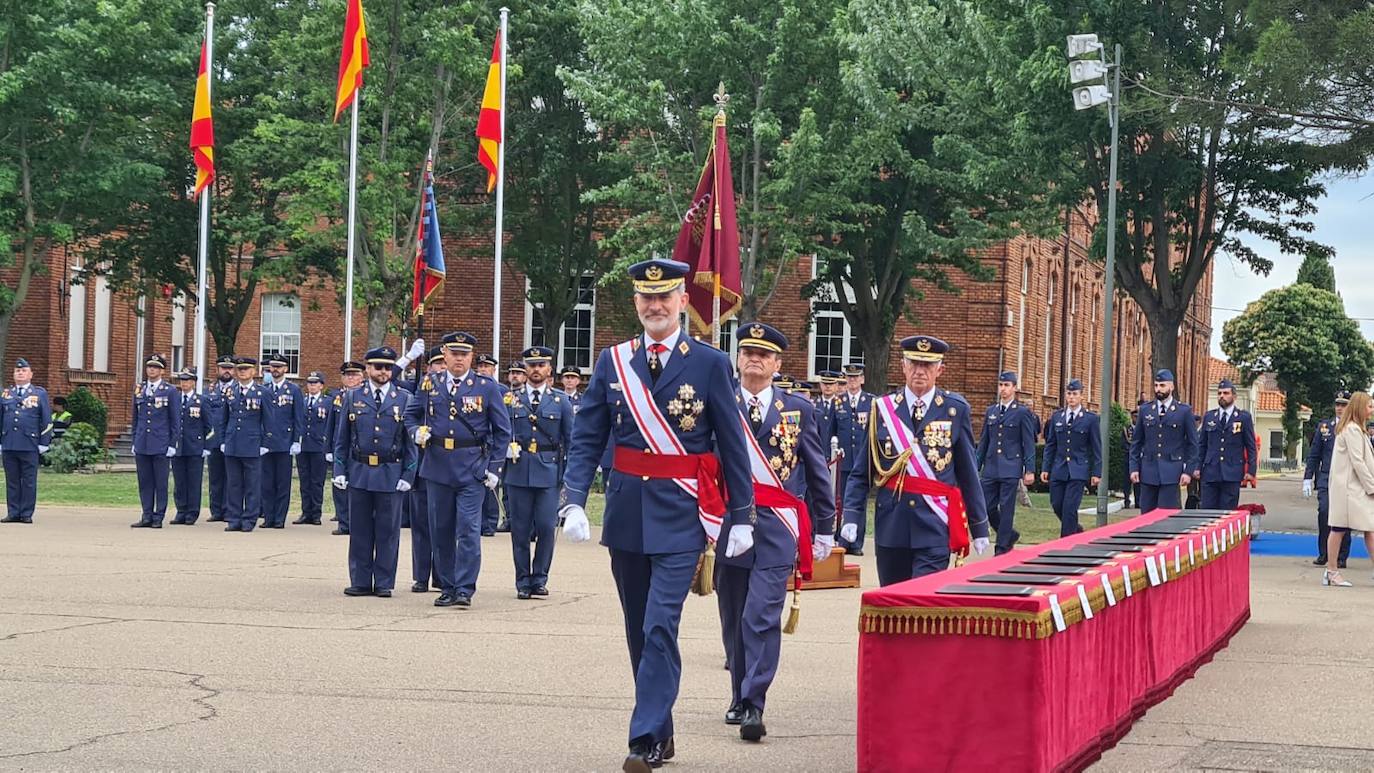 La Academia Básica del Aire recupera la normalidad con la entrega de Reales Despachos a los nuevos sargentos de la XXX promoción de la Escala de Suboficiales del Ejército del Aire. Emoción contenida en un acto en el que el Felipe VI ha remarcado el valor, la grandeza, la fortaleza ante los difíciles momentos y la ejemplaridad del Ejército del Aire y los nuevos retos a los que se enfrentan sus profesionales. 