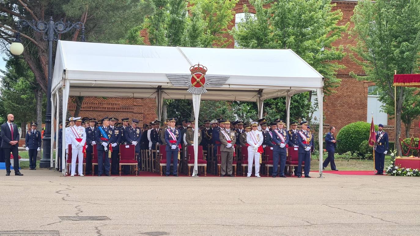 La Academia Básica del Aire recupera la normalidad con la entrega de Reales Despachos a los nuevos sargentos de la XXX promoción de la Escala de Suboficiales del Ejército del Aire. Emoción contenida en un acto en el que el Felipe VI ha remarcado el valor, la grandeza, la fortaleza ante los difíciles momentos y la ejemplaridad del Ejército del Aire y los nuevos retos a los que se enfrentan sus profesionales. 