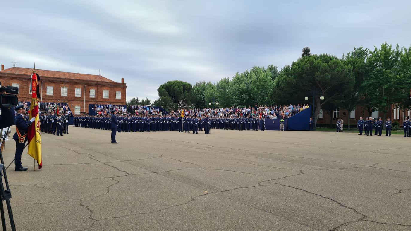 La Academia Básica del Aire recupera la normalidad con la entrega de Reales Despachos a los nuevos sargentos de la XXX promoción de la Escala de Suboficiales del Ejército del Aire. Emoción contenida en un acto en el que el Felipe VI ha remarcado el valor, la grandeza, la fortaleza ante los difíciles momentos y la ejemplaridad del Ejército del Aire y los nuevos retos a los que se enfrentan sus profesionales. 