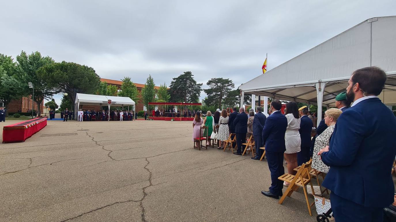 La Academia Básica del Aire recupera la normalidad con la entrega de Reales Despachos a los nuevos sargentos de la XXX promoción de la Escala de Suboficiales del Ejército del Aire. Emoción contenida en un acto en el que el Felipe VI ha remarcado el valor, la grandeza, la fortaleza ante los difíciles momentos y la ejemplaridad del Ejército del Aire y los nuevos retos a los que se enfrentan sus profesionales. 