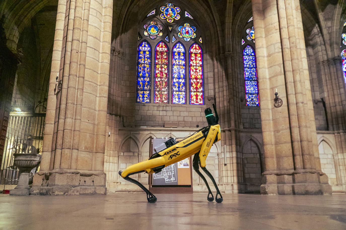 El perro robot que 'sorprendió' a los viandantes leoneses el pasado verano ha 'paseado' por la Catedral de León para crear una simulación 3D del templo