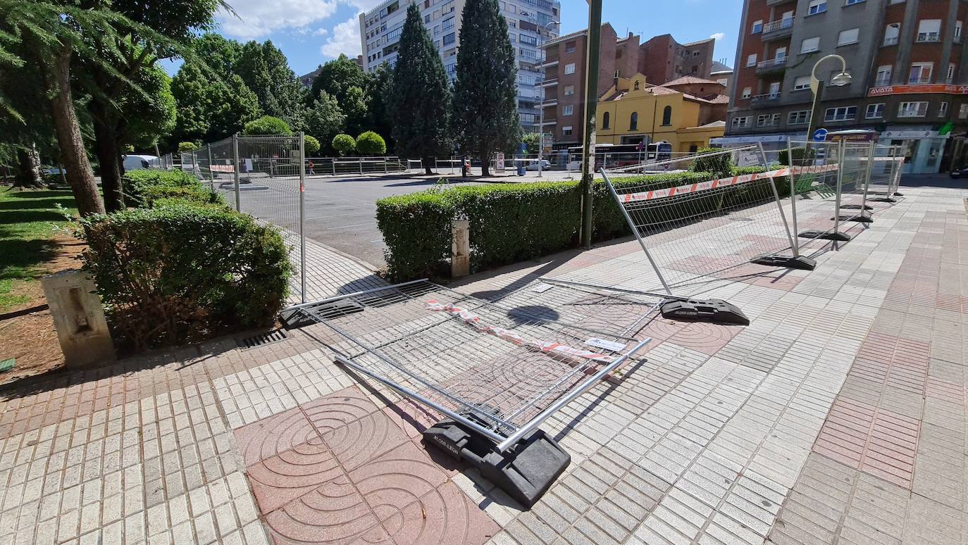 Los comerciantes tendrían que haber iniciado esta semana su traslado, pero no hay carpa alternativa ni proyecto inmediato de ejecución de obra tras las discrepancias con la adjudicataria. Los comerciantes aseguran que «no tiene pinta que nos mudemos» y el Ayuntamiento apela a los compromisos con la empresa. 