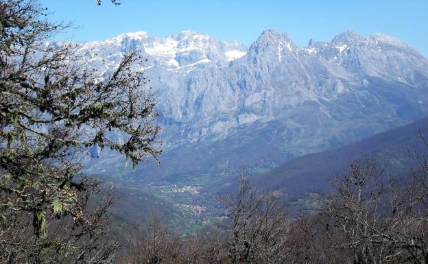 Macizo central de Picos de Europa, Real Concejo de Valdeón. En el espacio comprendido entre Peñacorada, Covadonga y Liébana, nuestros antepasados iniciaron la resistencia al Islam que dominará desde la India hasta Astorga. En Covadonga, Hispania se jugaba su pertenencia al ciclo cultural cristiano de occidente. Sin D. Pelayo y sin Covadonga los destinos de la Península Ibérica sería el de los pueblos señoreados por el Islam desde hace 13 siglos.