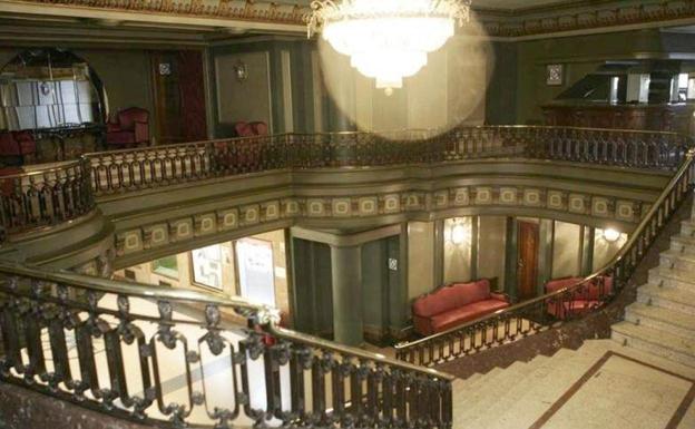 Interior del Teatro Emperador, con su espectacular escalinata, antes de ser cerrado en 2007.