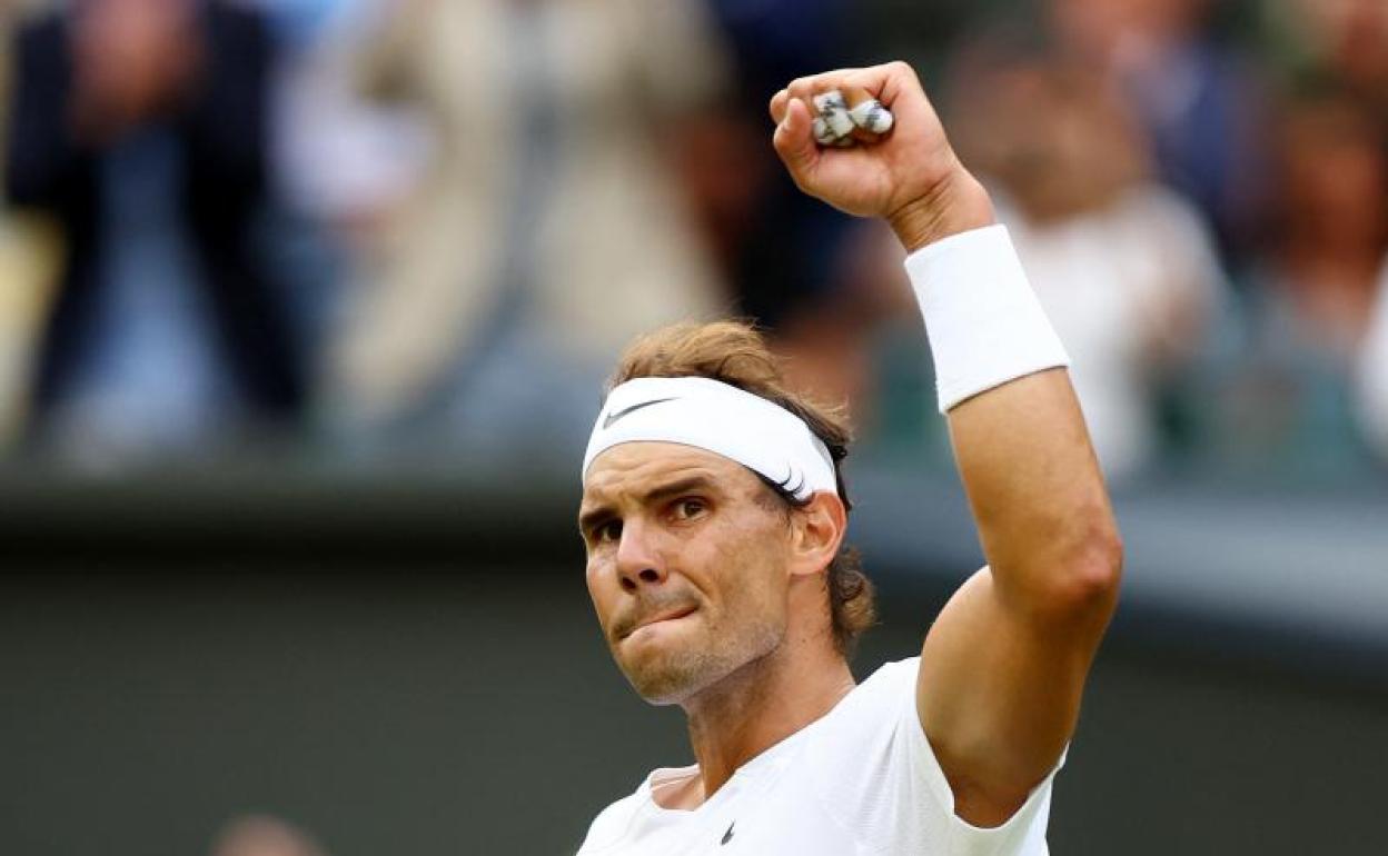 Rafa Nadal celebra su victoria ante Fritz en cuartos de Wimbledon con el puño en alto.