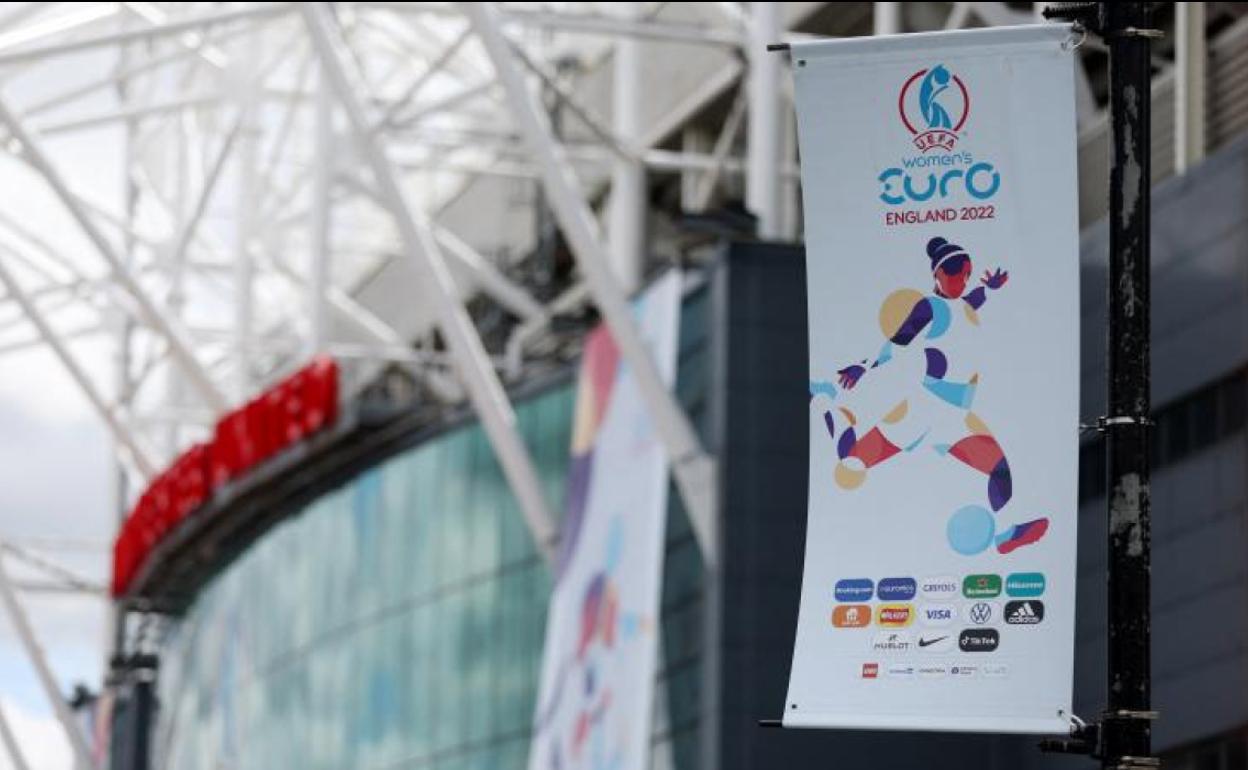 Cartel de la Eurocopa femenina en Old Trafford.