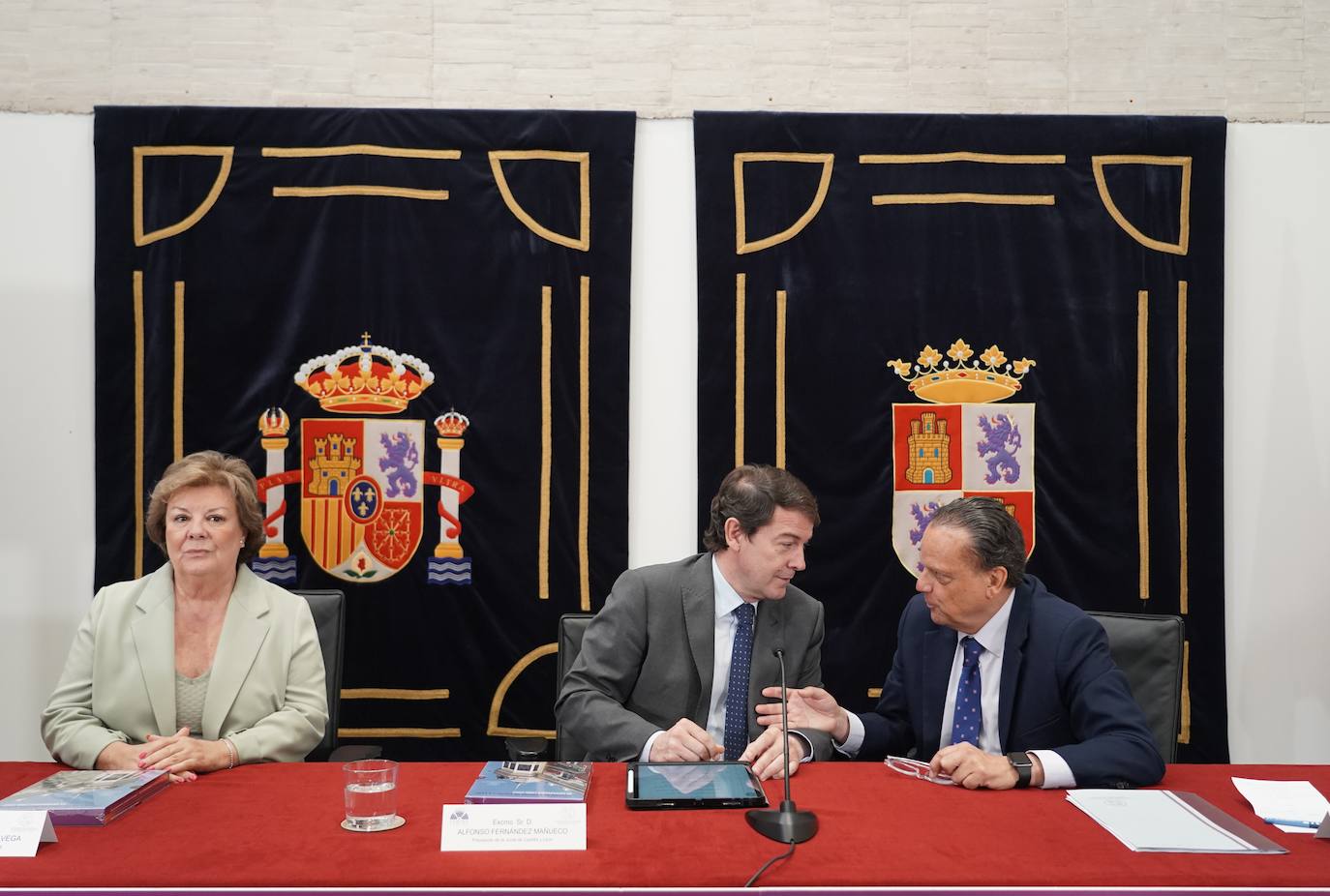 El presidente de ja Junta, Alfonso Fernández Mañueco, el presidente del Consejo de Cuentas, Mario Amilivia, y la presidenta del Tribunal de Cuentas, Enriqueta Chicano Jávega, participan en el XX Aniversario del Consejo de Cuentas de Castilla y León. 