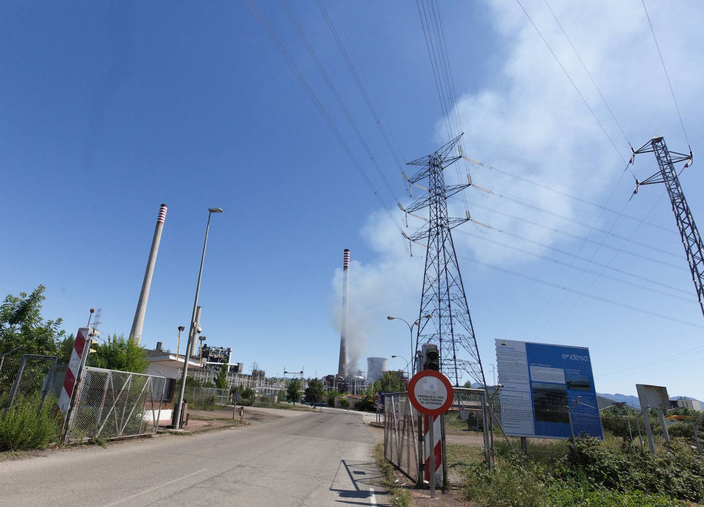 Un aparatoso incendio en el interior de la Central térmica de Compostilla alarma a todo El Bierzo. El 112 recibe más de una veintena de llamadas alertando del humo que sale del interior de la central. Bomberos de Ponferrada, Guardia Civil y una ambulancia de Sacyl trabajan en la Central térmica Compotilla II en Cubillos del Sil ante una enorme columna de humo que sale del interior de la instalación. 