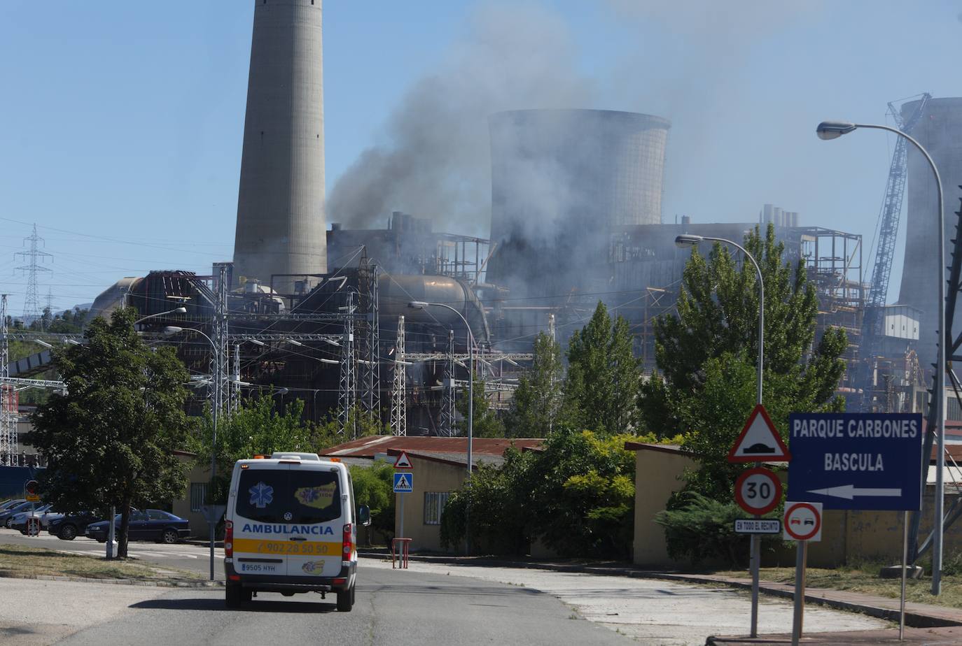 Un aparatoso incendio en el interior de la Central térmica de Compostilla alarma a todo El Bierzo. El 112 recibe más de una veintena de llamadas alertando del humo que sale del interior de la central. Bomberos de Ponferrada, Guardia Civil y una ambulancia de Sacyl trabajan en la Central térmica Compotilla II en Cubillos del Sil ante una enorme columna de humo que sale del interior de la instalación. 