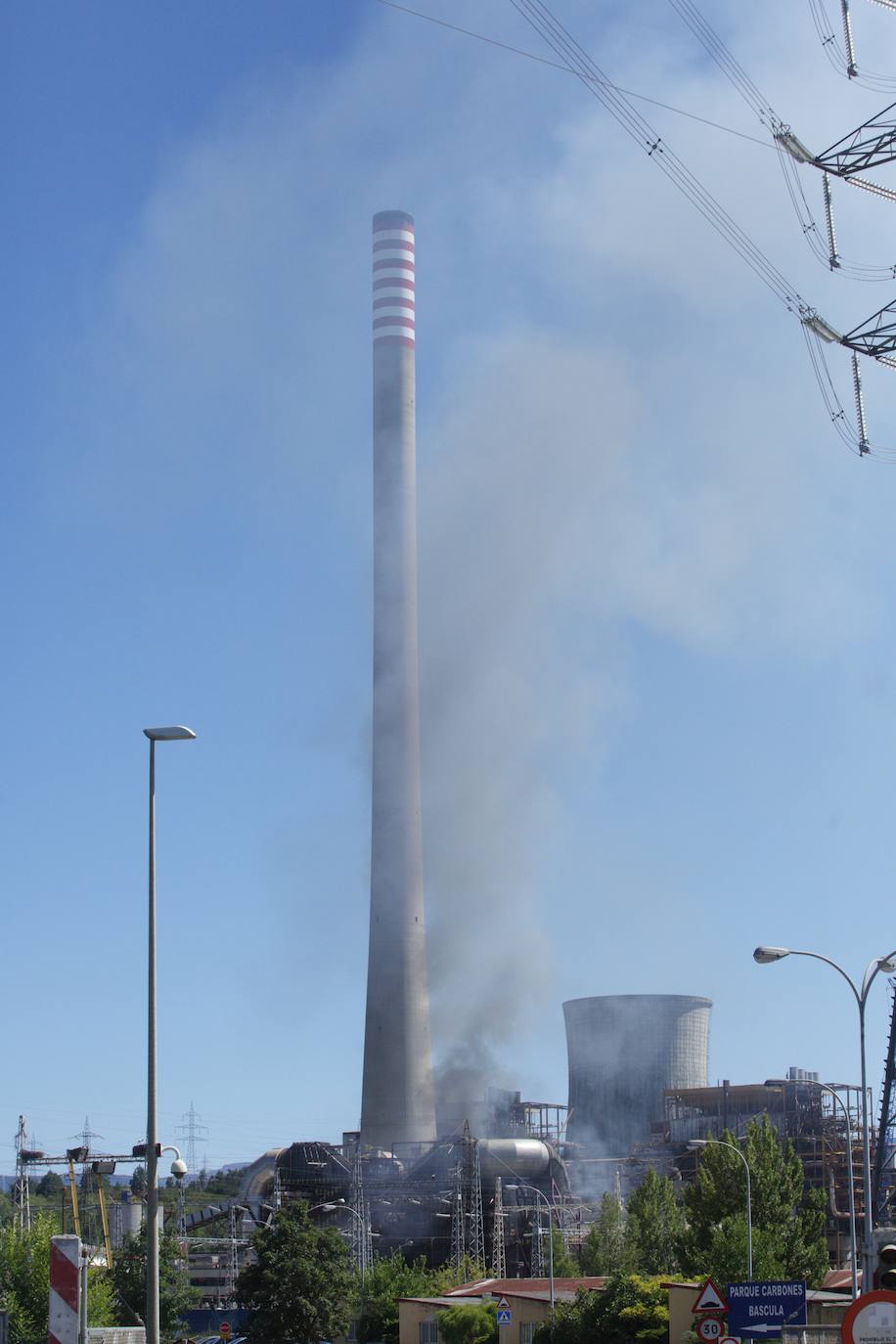 Un aparatoso incendio en el interior de la Central térmica de Compostilla alarma a todo El Bierzo. El 112 recibe más de una veintena de llamadas alertando del humo que sale del interior de la central. Bomberos de Ponferrada, Guardia Civil y una ambulancia de Sacyl trabajan en la Central térmica Compotilla II en Cubillos del Sil ante una enorme columna de humo que sale del interior de la instalación. 