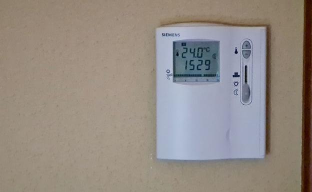 Elevar la temperatura en invierno tendrá en esta ocasión importantes costes añadidos. En la imagen un termostato regula el consumo en una vivienda. 