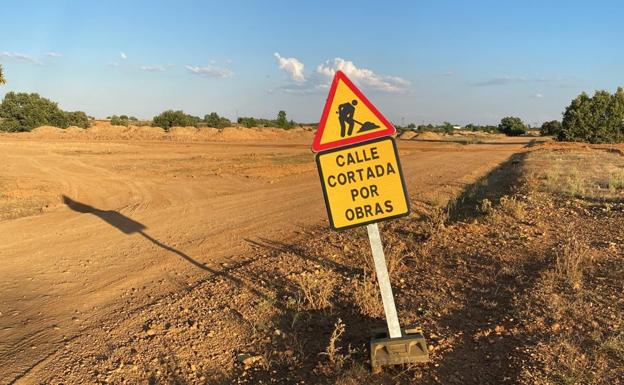 Operaciones de cubrición con zahorras de la zona donde irá asentado el ramal ferroviario de Villadangos.