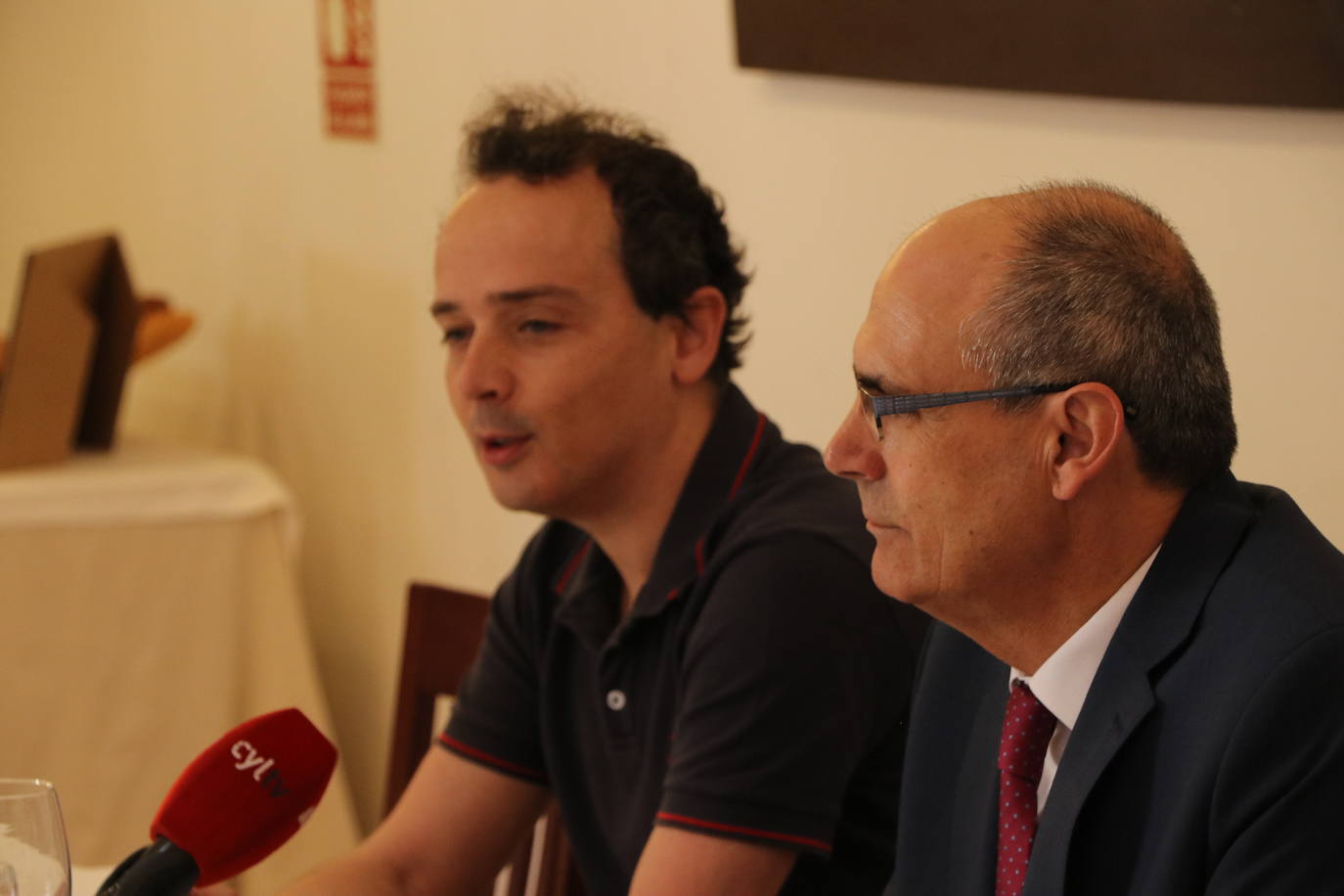 Director del Hotel de la Real Colegiata, Alberto Martínez, y el alcalde de Santa Marina del Rey, Francisco Javier Álvarez, en la rueda de prensa de presentación de la Feria del Ajo 2022.