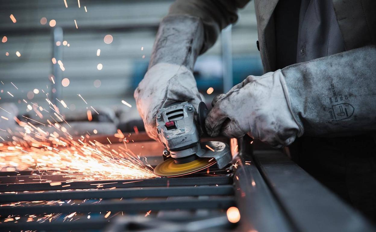 Un trabajador en una fábrica.
