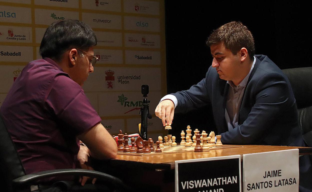 Vishy Anand y Jaime Santos, durante la disputa de la primera semifinal del Magistral.