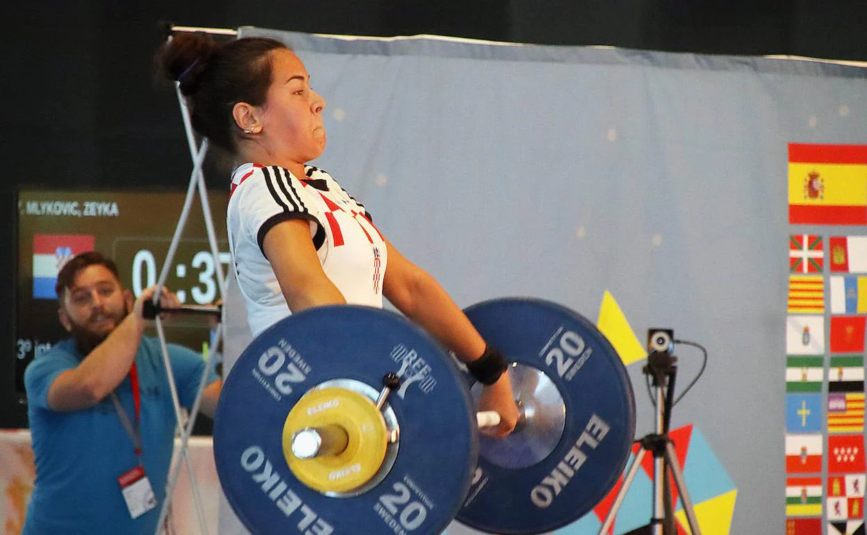 Una participante croata de la competición sub-15 femenina, en plena acción.