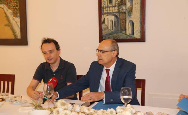 Galería. Director del Hotel de la Real Colegiata, Alberto Martínez, y el alcalde de Santa Marina del Rey, Francisco Javier Álvarez, en la rueda de prensa de presentación de la Feria del Ajo 2022.