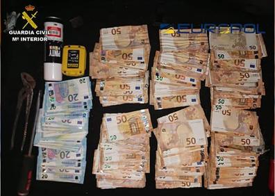 Imagen secundaria 1 - Imagen del operativo realizado para la desarticulación del grupo criminal. 