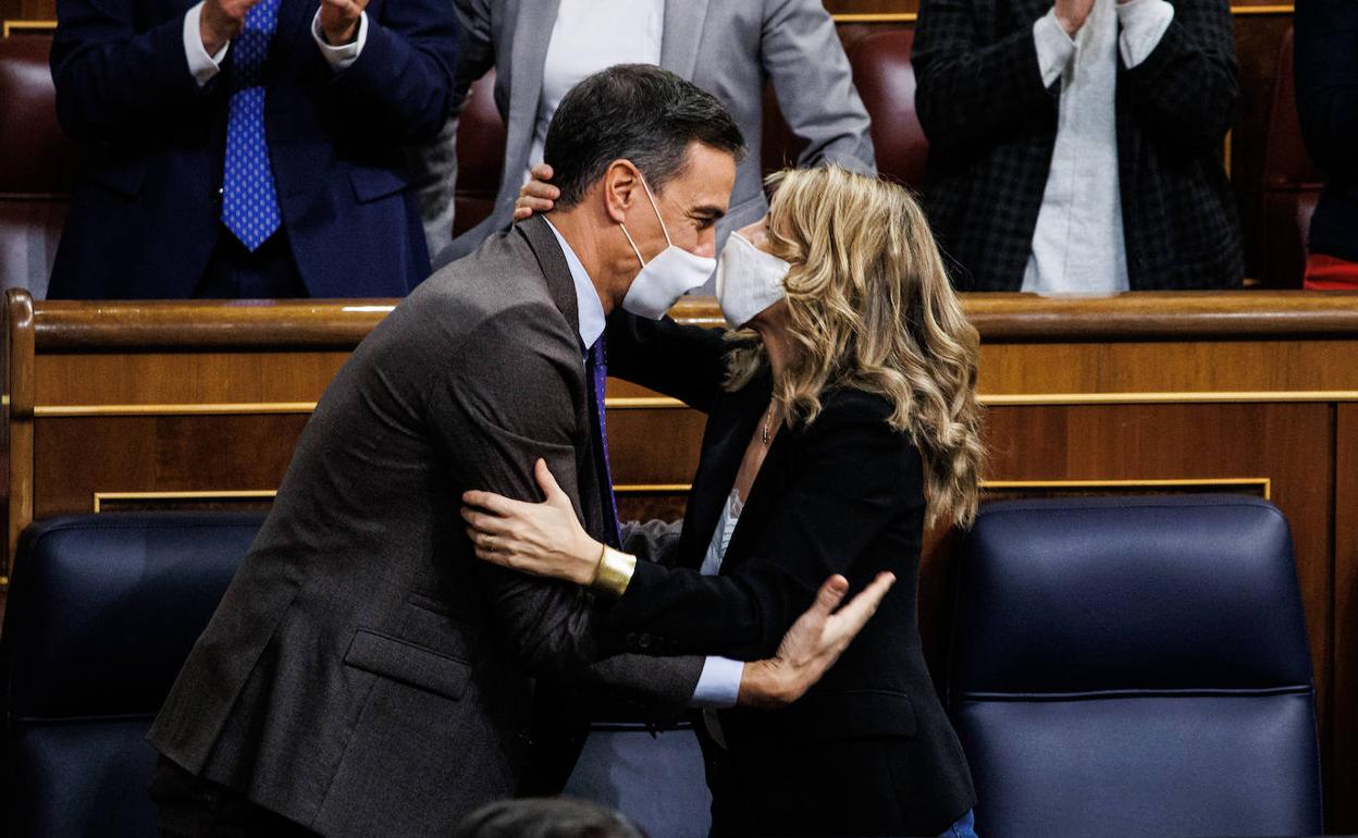 Pedro Sánchez y Yolanda Díaz se saludan en una sesión del Congreso. 