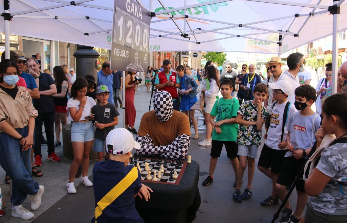 El ajedrecista enmascarado 'reta' a decenas de leoneses en las calles de la capital leonesa sin desvelar su identidad