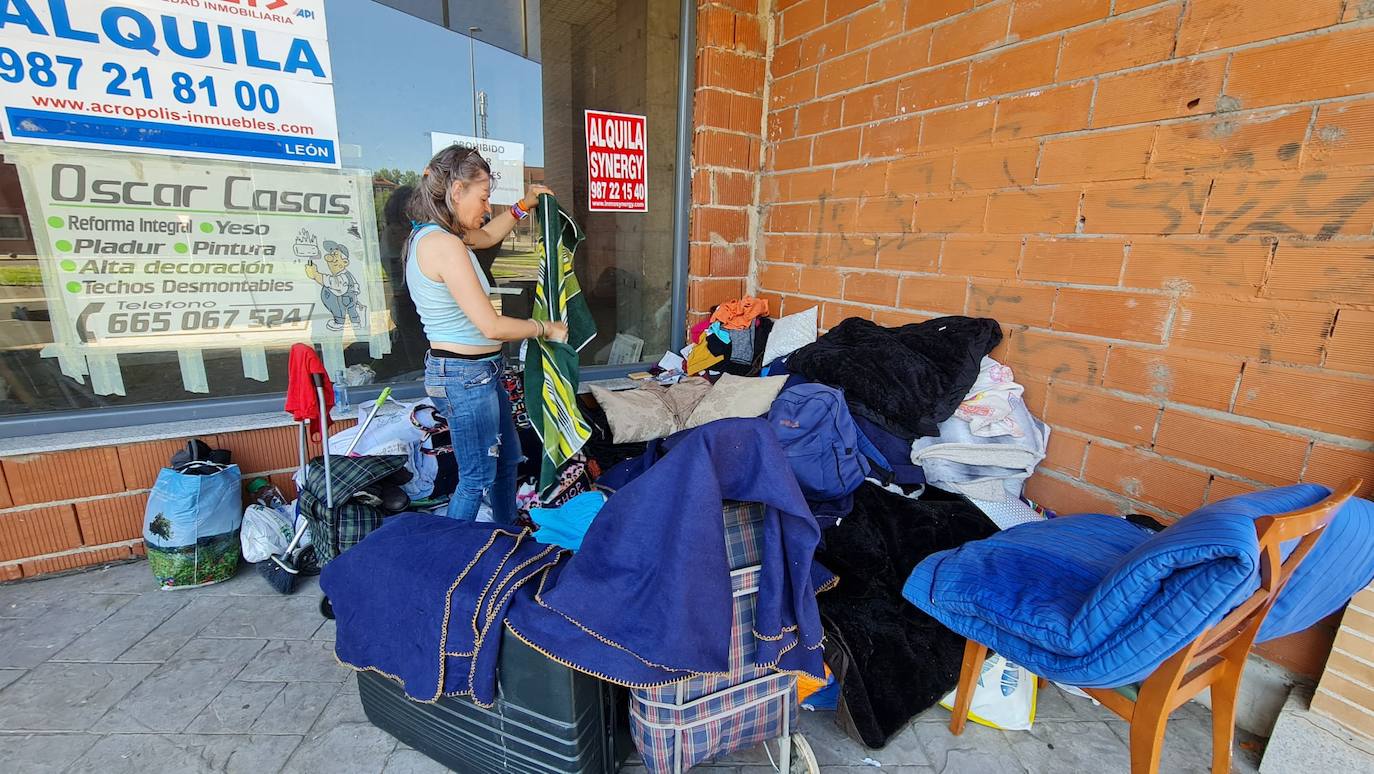 La dura vida de Jessica. Las paredes de su vivienda son el viento y cada noche le cubren las estrellas | Vive en la calle, ahora en el paseo de La Corredera, junto a la Plaza de Toros, y no hay forma de recuperar su normalidad. «Llevo en León muchos años. ¿En la calle? Ni recuerdo el tiempo. Algún día me gustaría volver a tener una casa», afirma.