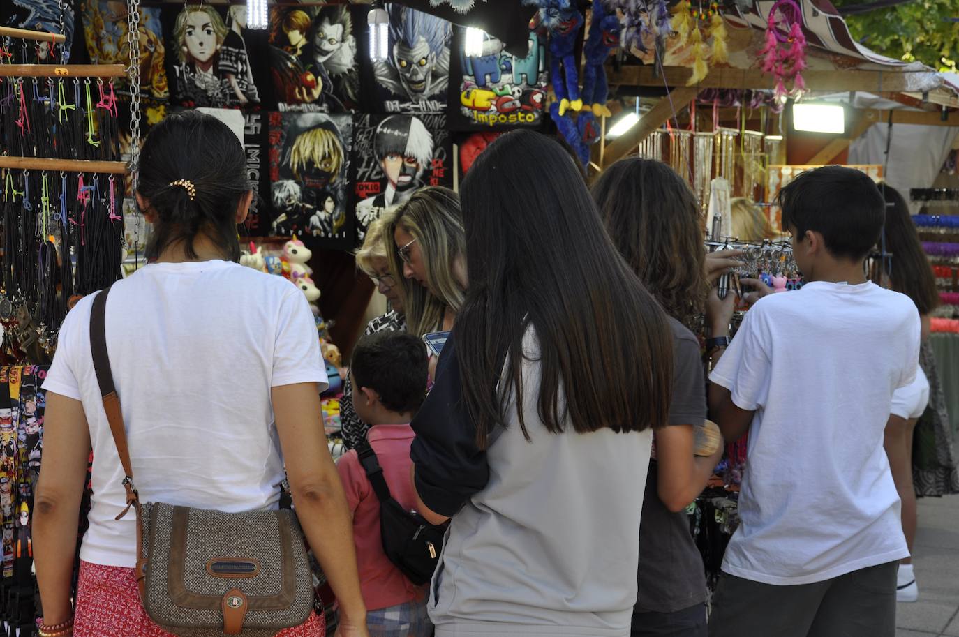 Centenares de personas se acercaron ya por los jardines de la fortaleza coyantina a ver lo que ofrecen los más de 70 puestos