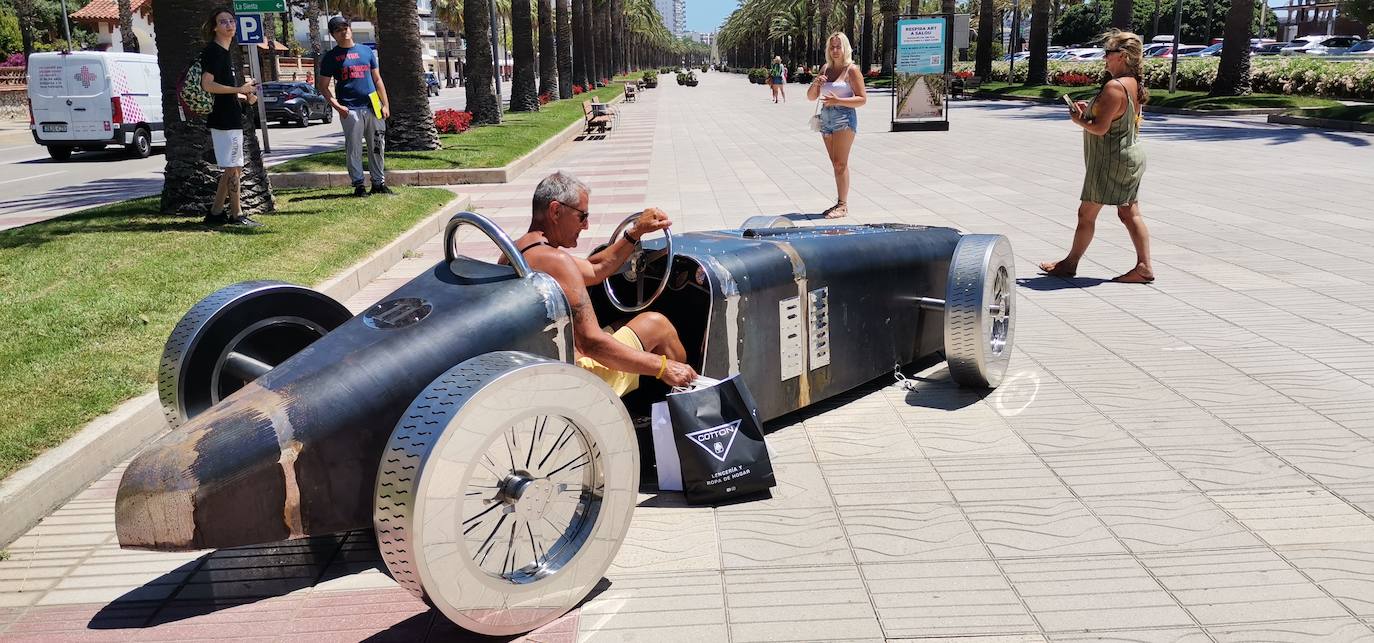 El arte leonés llega a las calles de Cataluña. Lasobras del ecuatoriano y residente en León Cosme Paredes y de Carlos Cuenllas permanecerán expuestas desde este sábado hasta el 17 de septiembre en el Paseo Marítimo de Salou, en Tarragona.