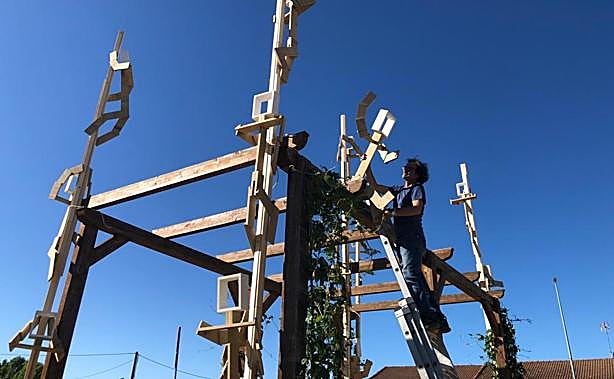 Santocildes intala su obra 'Amanecer en el jardín'.