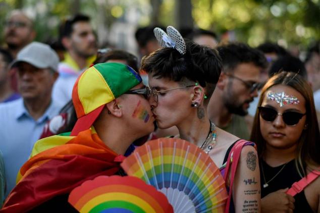 Dos asistentes se besan durante la manifestación del Orgullo. 
