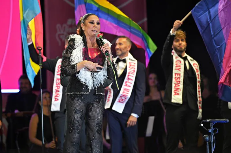 Otro de los grandes momentos de este Orgullo fue la entrega durante la madrugada del sábado a Isabel Pantoja del premio 'Mr. Gay 2022'. La tonadillera cantó ante un público entregado 'Enamorate'. 